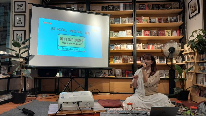 Borassaem mengajarkan ungkapan yang dapat digunakan ketika membeli buku di toko buku Korea. 