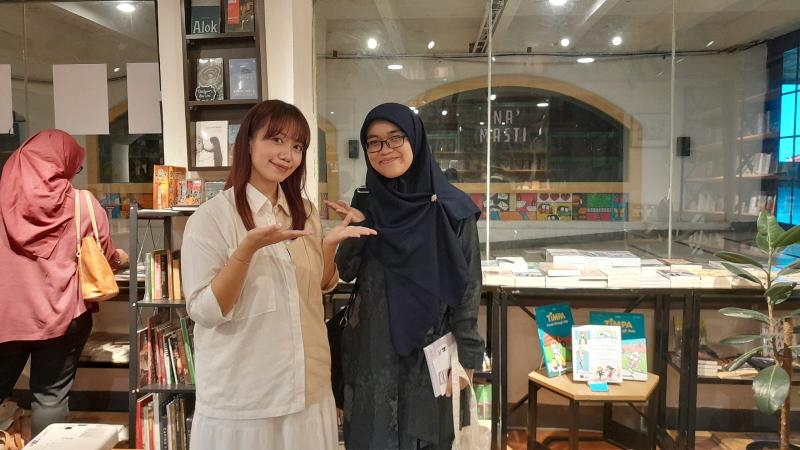 Penulis berfoto bersama Borassaem. 