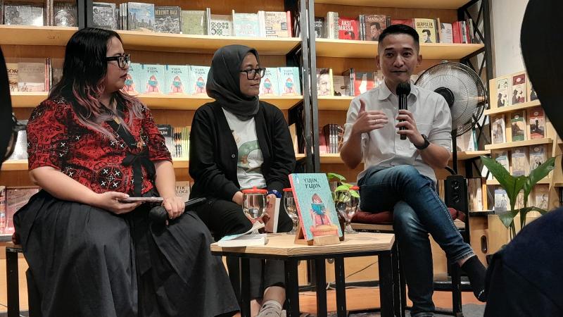 K-Book Talk: Yujin, Yujin — Suara yang Menghubungkan Generasi digelar bersama Karlina Octaviany (kiri), Puty Puar (tengah), dan Jiemi Ardia (kanan). 