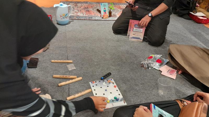 Pengunjung juga bisa mencoba permainan tradisional Korea bernama yunnori dalam acara Korean Day 2025: From Culture to Literature. 