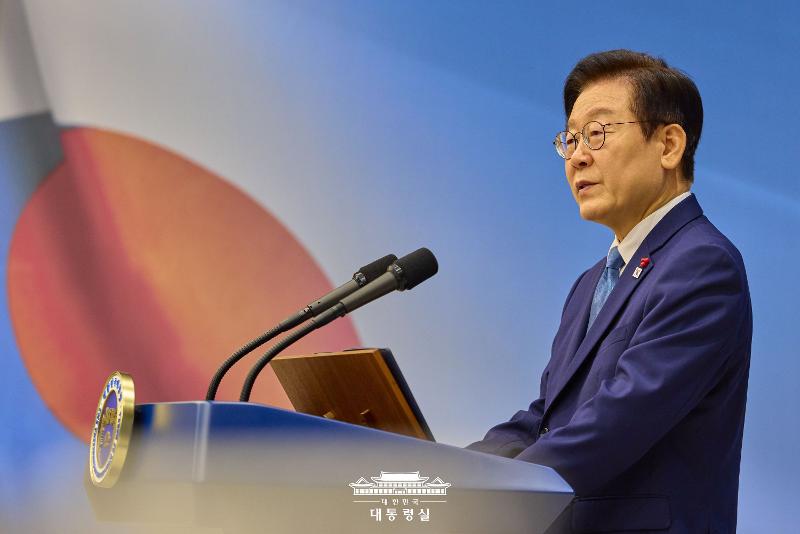 Presiden Lee Jae Myung mulai berkantor di Cheong Wa Dae pada tanggal 29 Desember 2025, sekitar tujuh bulan setelah pelantikannya. Foto di atas menunjukkan Presiden Lee menyampaikan sambutan dalam jamuan makan siang yang digelar di Kantor Kepresidenan Yongsan pada tanggal 26 Desember 2025, dengan mengundang keluarga korban yang gugur dalam tugas berisiko. (Cheong Wa Dae)
