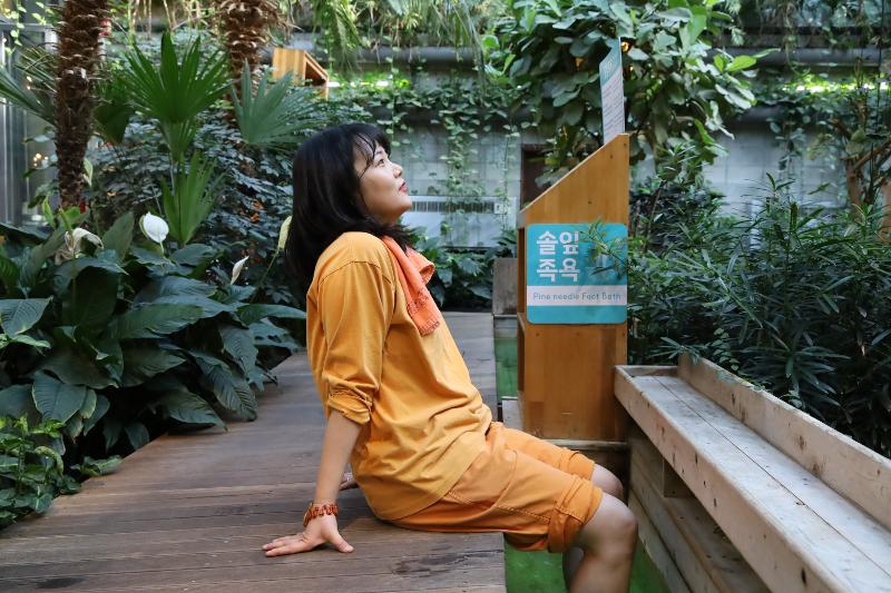 Terapi pemandian kaki dengan daun pinus menjadi pilihan untuk beristirahat santai.   