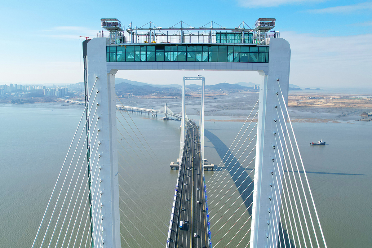 Pada tanggal 6 Januari 2026 Cheongna Sky Bridge dan dek pandangnya tampak menjulang megah membentang melintasi Laut Barat, terlihat dari wilayah Seo-gu, Incheon. Jembatan yang resmi dibuka pada tanggal 5 Januari 2026 ini menjadi gerbang ketiga yang menghubungkan Pulau Yeongjong dengan daratan utama. Jembatan ini juga dilengkapi dengan dek pandang jembatan laut tertinggi di dunia dengan ketinggian 184,2 meter. Sementara itu, dek pandang tersebut dijadwalkan mulai menerima wisatawan sekitar bulan Maret 2026 setelah penyelesaian tahap akhir konstruksi. (Lee Jeong Woo) 