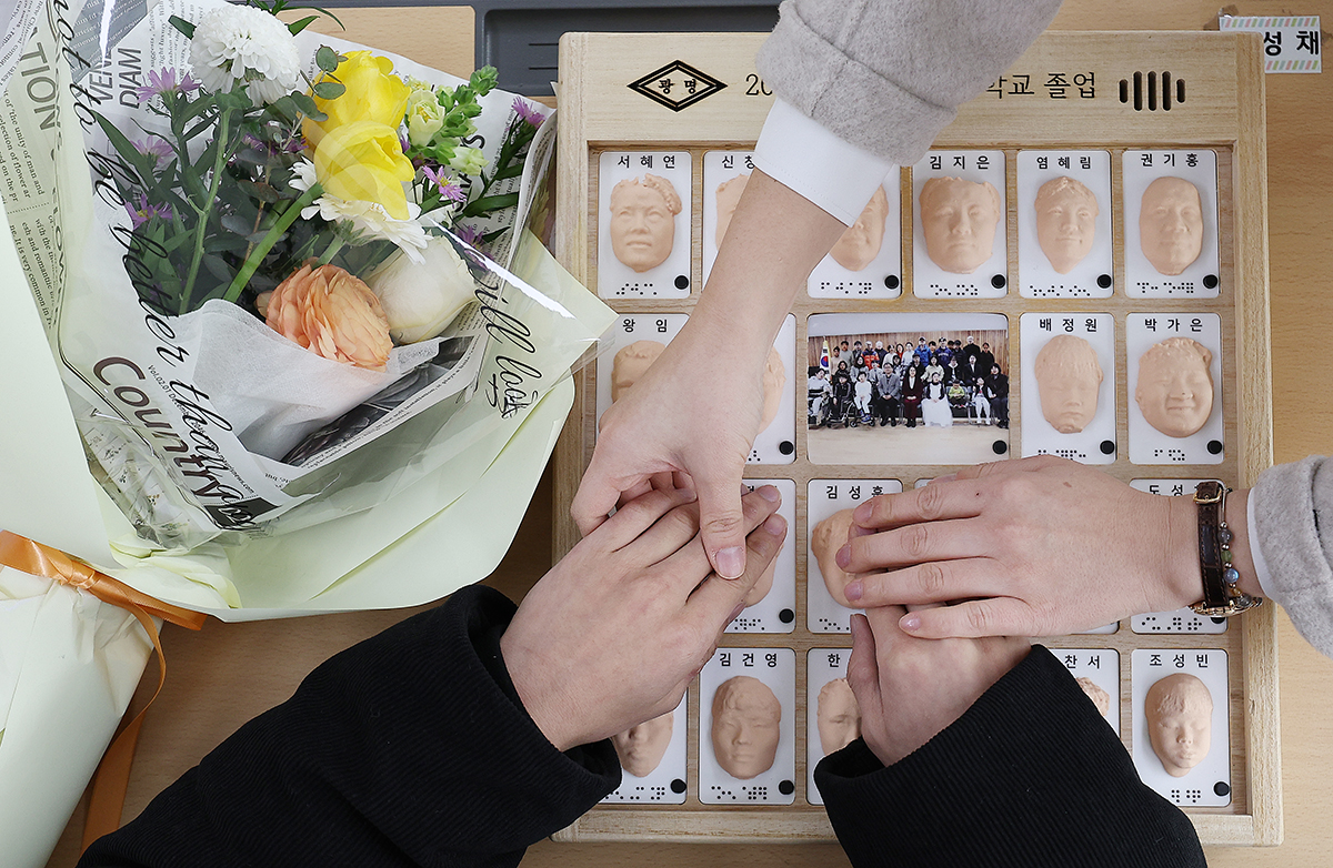 Pada tanggal 8 Januari 2026 para siswa yang baru lulus dari Sekolah Daegu Kwangmyung terlihat sedang meraba wajah teman-teman seangkatannya dalam album kelulusan yang diterbitkan oleh pihak sekolah. 
