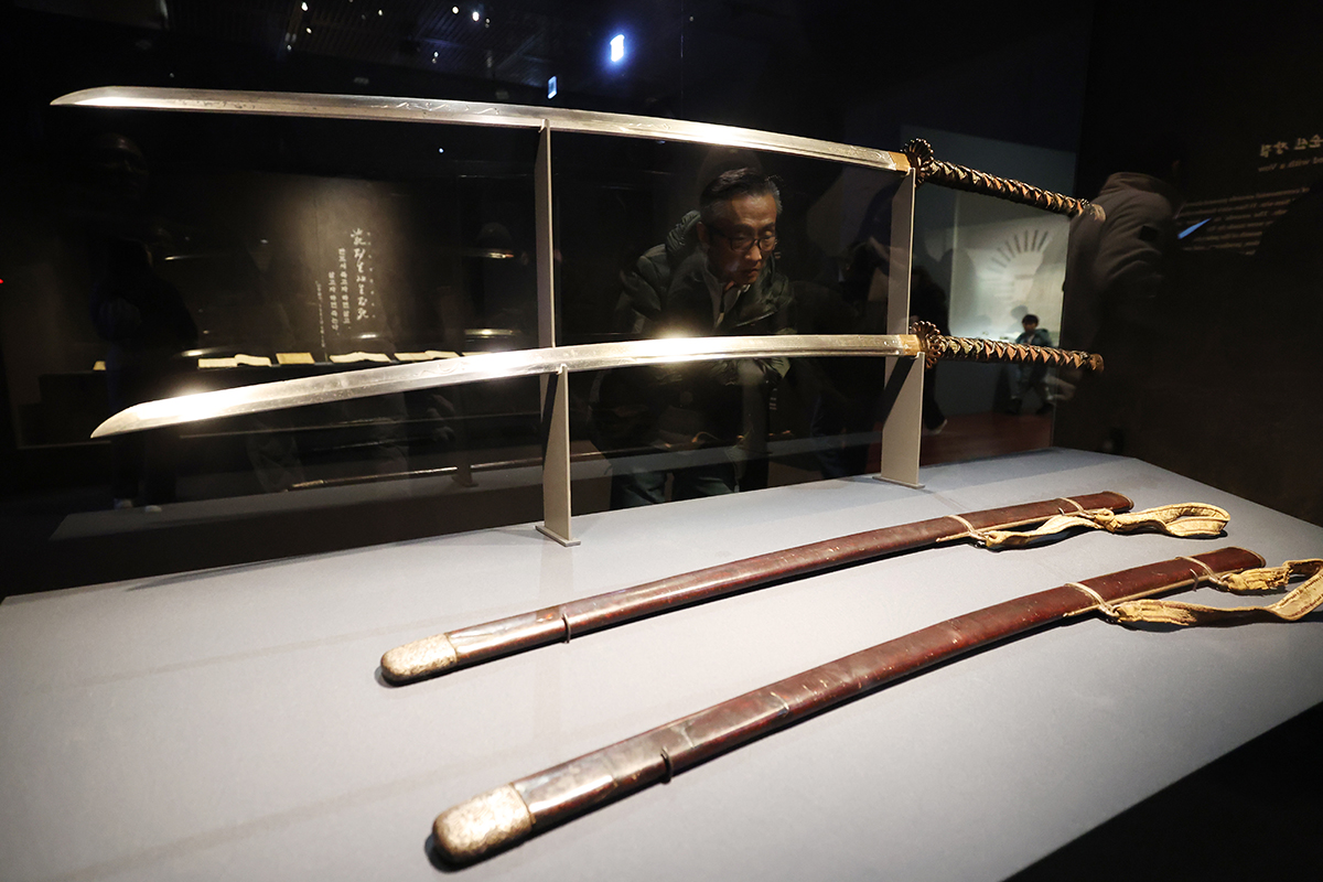 Seorang pengunjung tampak mengamati pedang panjang yang memancarkan semangat dan wibawa Laksamana Agung Yi Sun-sin. Foto tersebut diambil pada tanggal 21 Januari 2026 dalam pameran khusus bertajuk The Great Admiral Yi Sun-sin di Museum Nasional Korea, Yongsan-gu, Seoul. 