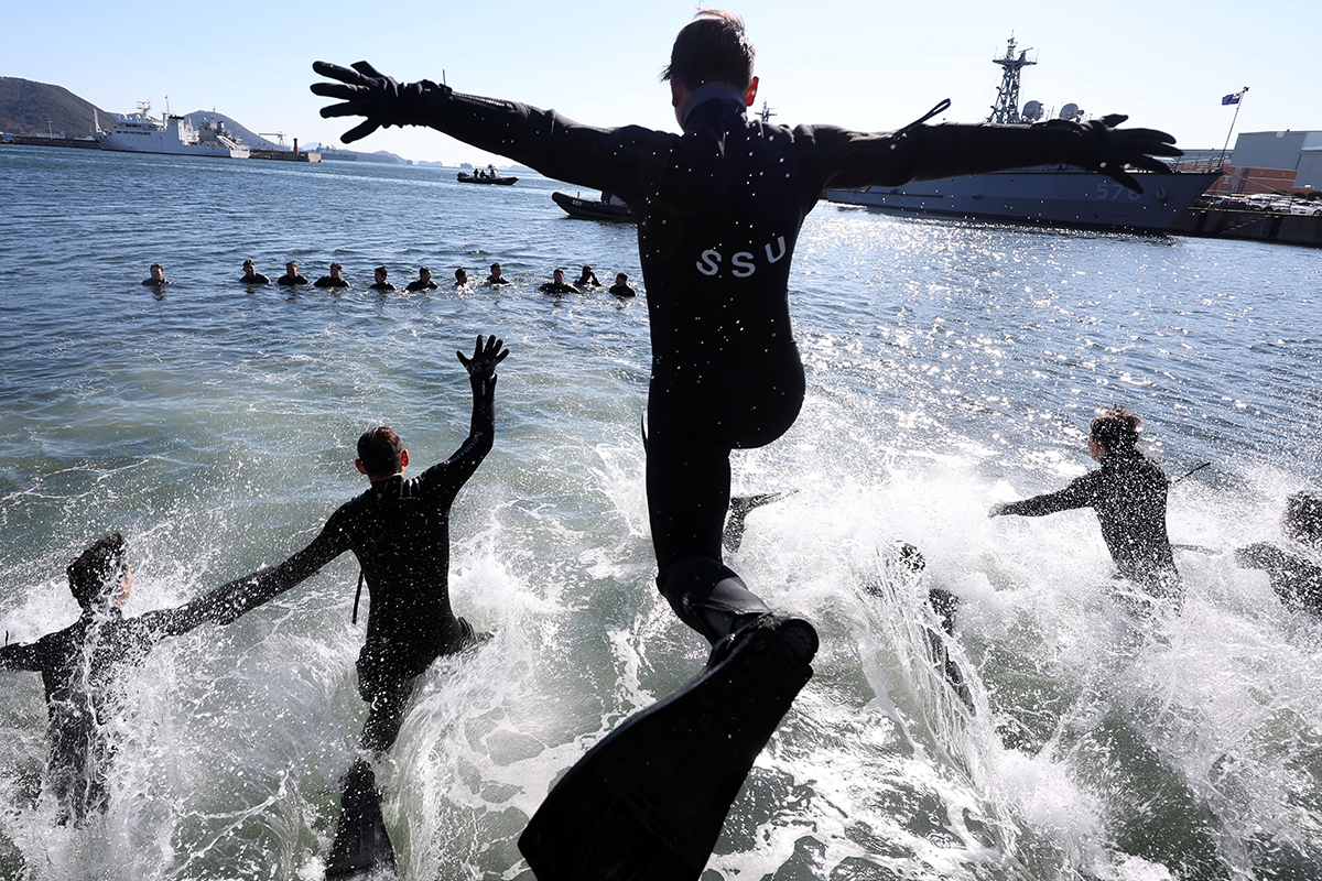 Para personel Unit Penyelam Laut Dalam (SSU) dari Angkatan Laut Republik Korea pada tanggal 22 Januari 2026 menjalani latihan musim dingin ekstrem (penyelaman) di pelabuhan militer Jinhae, Jinhae-gu, Changwon. Pada hari yang sama, suhu udara di Jinhae-gu tercatat minus 6 derajat Celsius, dengan suhu terasa minus 11 derajat Celsius. (Yonhap News)