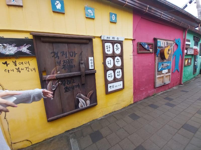 Desa Penguin di Kota Gwangju dipenuhi dengan beragam mural dan tulisan motivasi yang dapat dinikmati oleh pengunjung. 