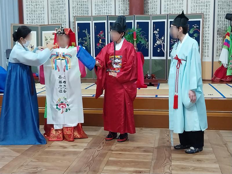 Pengunjung mencoba langsung prosesi pernikahan tradisional Korea pada era Joseon.  