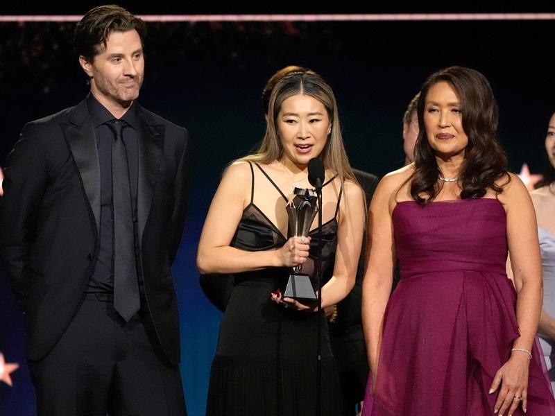 Sutradara Maggie Kang (tengah) dari KPop Demon Hunters menyampaikan pidato penerimaan setelah memenangkan penghargaan Film Animasi Panjang Terbaik pada ajang Critics Choice Awards ke-31 yang digelar pada tanggal 4 Januari 2026 (waktu setempat) di Santa Monica, Amerika Serikat. (Yonhap News)