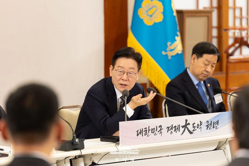Presiden Lee Jae Myung terlihat sedang memimpin Laporan Nasional Strategi Pertumbuhan Ekonomi 2026 di Cheong Wa Dae pada tanggal 9 Januari 2026. (Cheong Wa Dae)