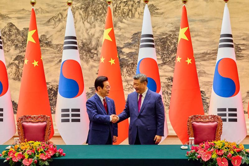 Presiden Lee Jae Myung (kiri), yang melakukan kunjungan kenegaraan ke Tiongkok, terlihat sedang berjabat tangan dengan Presiden Tiongkok, Xi Jinping, di Balai Agung Rakyat di Beijing pada tanggal 5 Januari 2026. (Facebook Presiden Lee Jae Myung)
