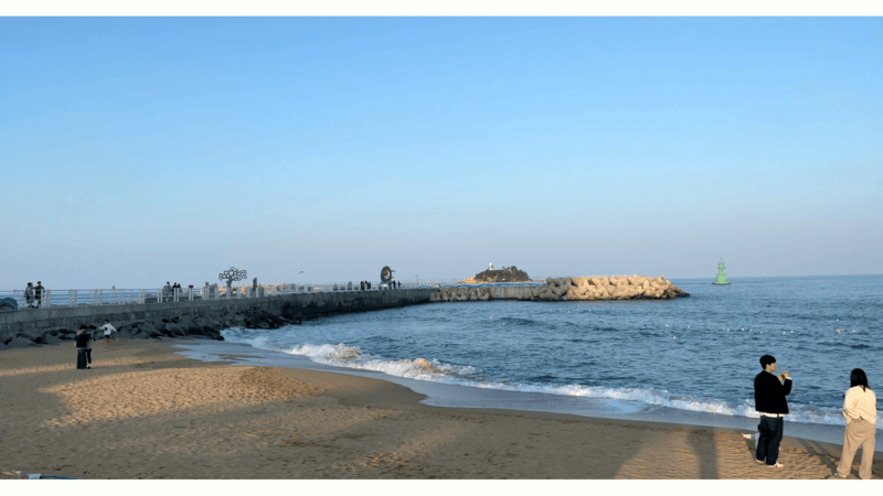 Pemandangan indah dari tepi Pantai Sokcho saat sore hari. 