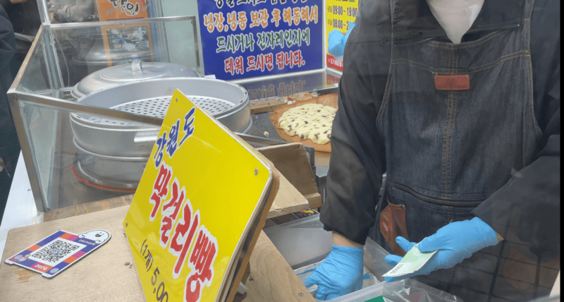 Soolppang merupakan roti yang dibuat dari makgeolli dan banyak dicari oleh pengunjung di Pasar Jungang. 