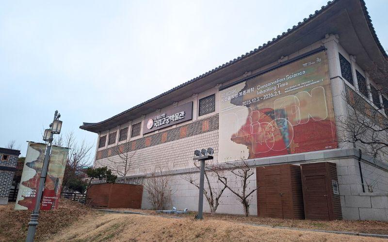 Pameran Re:Born, Connecting Time Through Conservation Science di Museum Nasional Istana Korea menyingkap bagaimana waktu dirawat dan dilanjutkan melalui konservasi warisan budaya. 