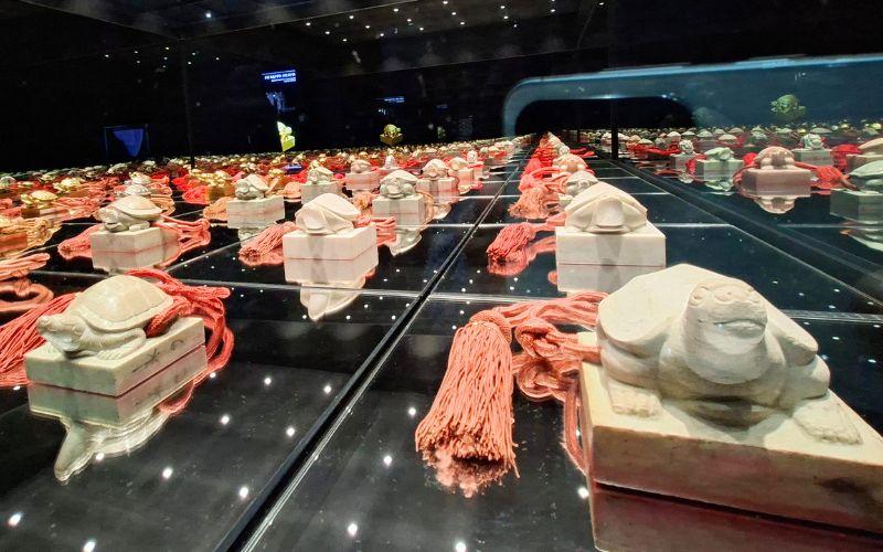 Pengunjung dapat menelusuri hasil analisis terhadap segel kerajaan Dinasti Joseon yang dikaji menggunakan teknik mikroskopi dan radiografi untuk mengidentifikasi material serta komposisi pembuatannya. 