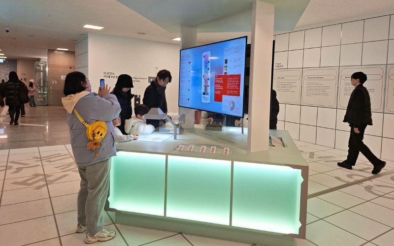 Area epilog pameran memperlihatkan hasil pemindaian pilihan pengunjung, tempat stempel yang telah dikumpulkan dianalisis untuk membaca kecenderungan pandangan terhadap konservasi warisan budaya. 