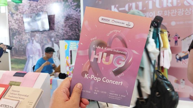 Pamflet acara HUG K-pop Concert yang dapat diperoleh para pengunjung di meja informasi. 