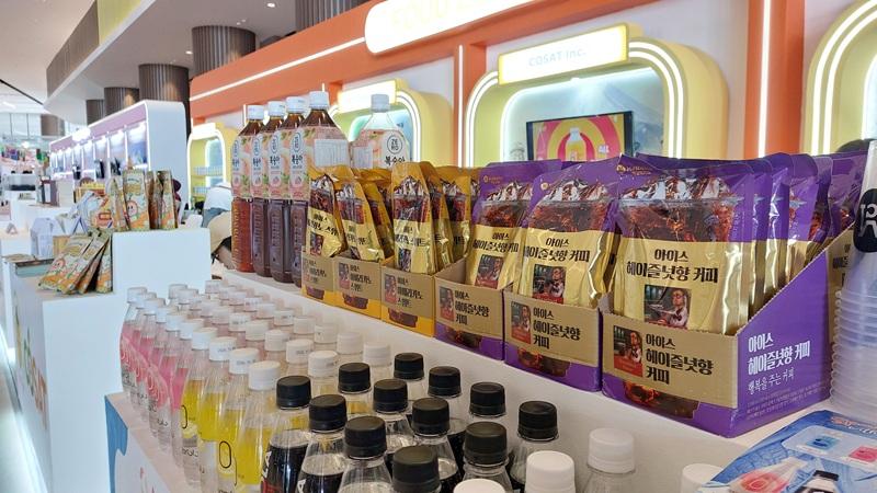 Stan K-Food menampilkan berbagai macam produk makanan dan camilan Korea. 