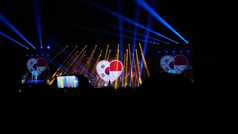 Potret panggung konser yang menampakkan upaya meningkatkan persahabatan antara Korea dan Indonesia melalui budaya.  