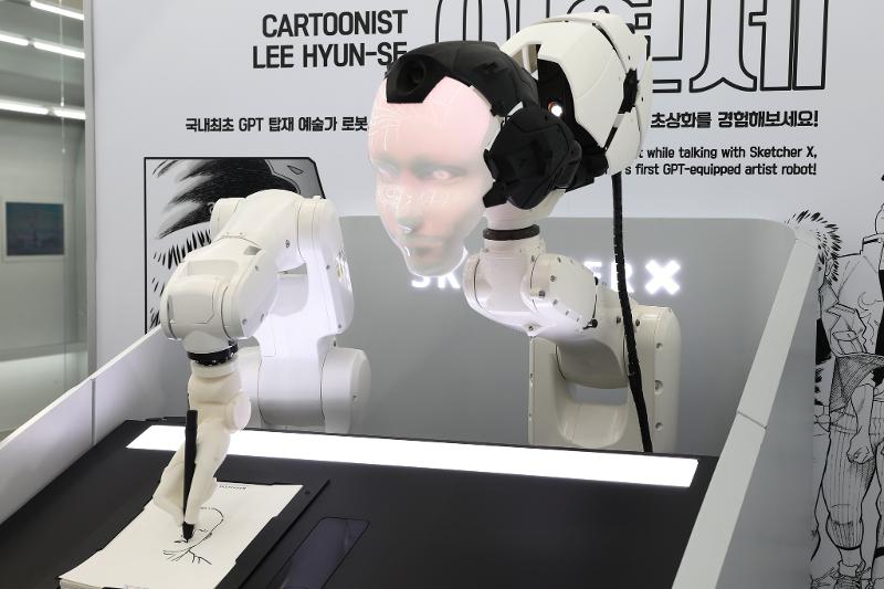 AI Drawing Robot terlihat sedang menggambar potret seorang pengunjung pada tanggal 29 Oktober 2025 di K-Business Square yang dibuka dalam gelaran  KTT APEC (Konferensi Tingkat Tinggi Kerja Sama Ekonomi Asia Pasifik) di Gyeongju, Korea. (Park Daejin) 