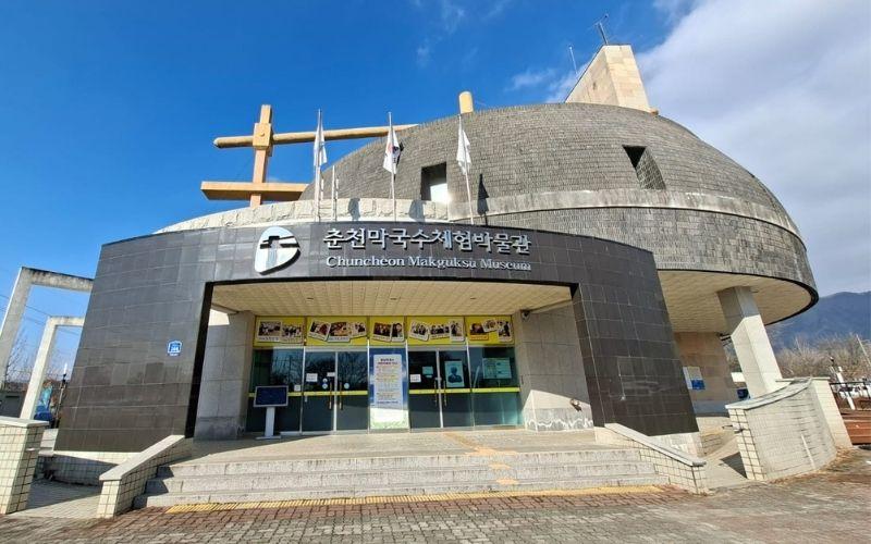 Museum Makguksu Chuncheon di Provinsi Gangwon memperkenalkan sejarah dan budaya maguksu sekaligus pengalaman langsung membuatnya. 
