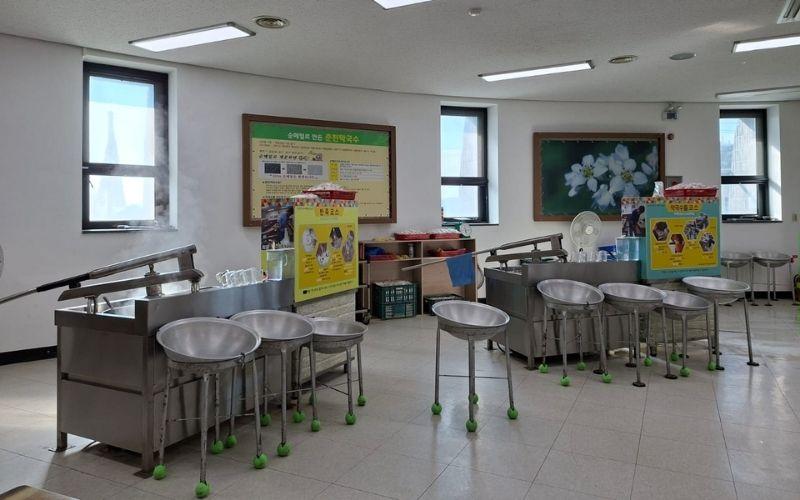 Area di Museum Makguksu Chuncheon tempat pengunjung dapat mencoba langsung membuat makguksu dari adonan hingga siap disajikan. 