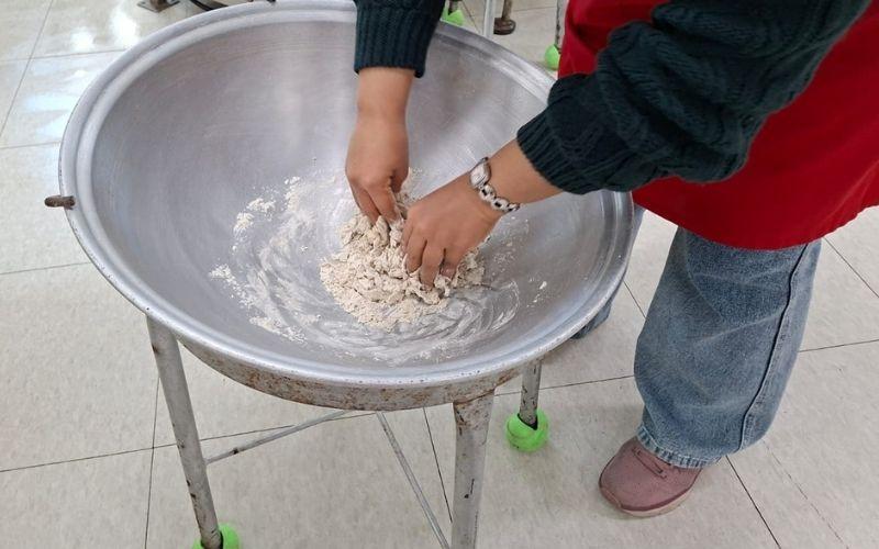 Penulis menguleni adonan makguksu berbahan dasar gandum kuda dengan bimbingan instruktur di Museum Makguksu Chuncheon. 