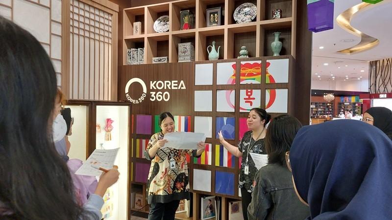 Potret keseruan saat para peserta menjawab kuis dengan mencocokan gambar di balik papan yang telah mereka hafalkan. (Maulia Resta Mardaningitas)