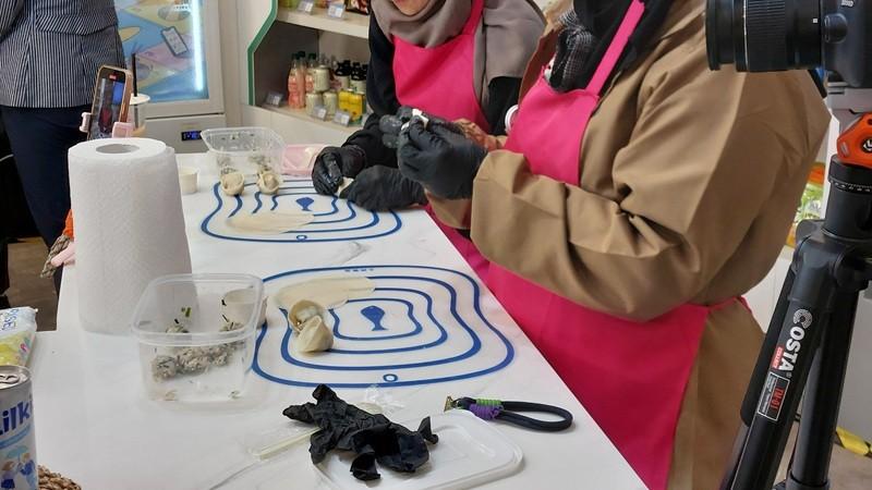 Potret kegiatan membuat mandu yang diadakan di Eating Zone. (Maulia Resta Mardaningtias)