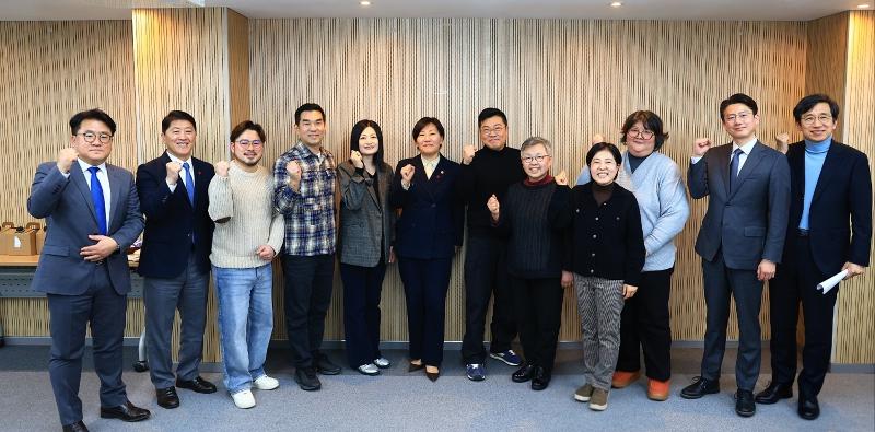 Menteri Pertanian, Pangan, dan Peternakan, Song Mi-ryung (keenam dari kiri) berforo bersama para pejabat yang hadir dalam diskusi terkait pembukaan Sekolah Sura pada tanggal 26 Januari 2026 di Institut Promosi Makanan Korea, Jongno-gu, Seoul. (Kementerian Pertanian, Pangan, dan Peternakan)  