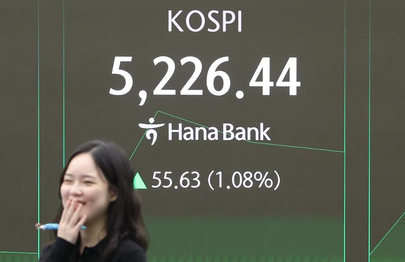 Pada tanggal 29 Januari 2026, ketika Indeks KOSPI untuk pertama kalinya dalam sejarah menembus level 5.200, papan informasi di dealing room Hana Bank di Jung-gu, Seoul, menampilkan pergerakan indeks KOSPI. (Yonhap News)