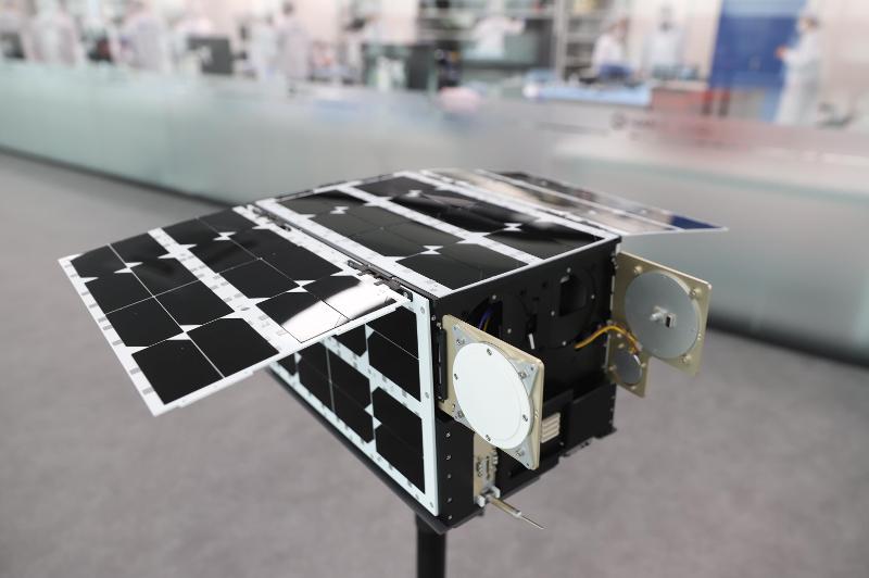 Foto di atas menunjukkan K-RadCube yang dikembangkan di NARA SPACE dalam bentuk sebenarnya saat panel surya dan antena dibuka di ruang angkasa. (KASI)   