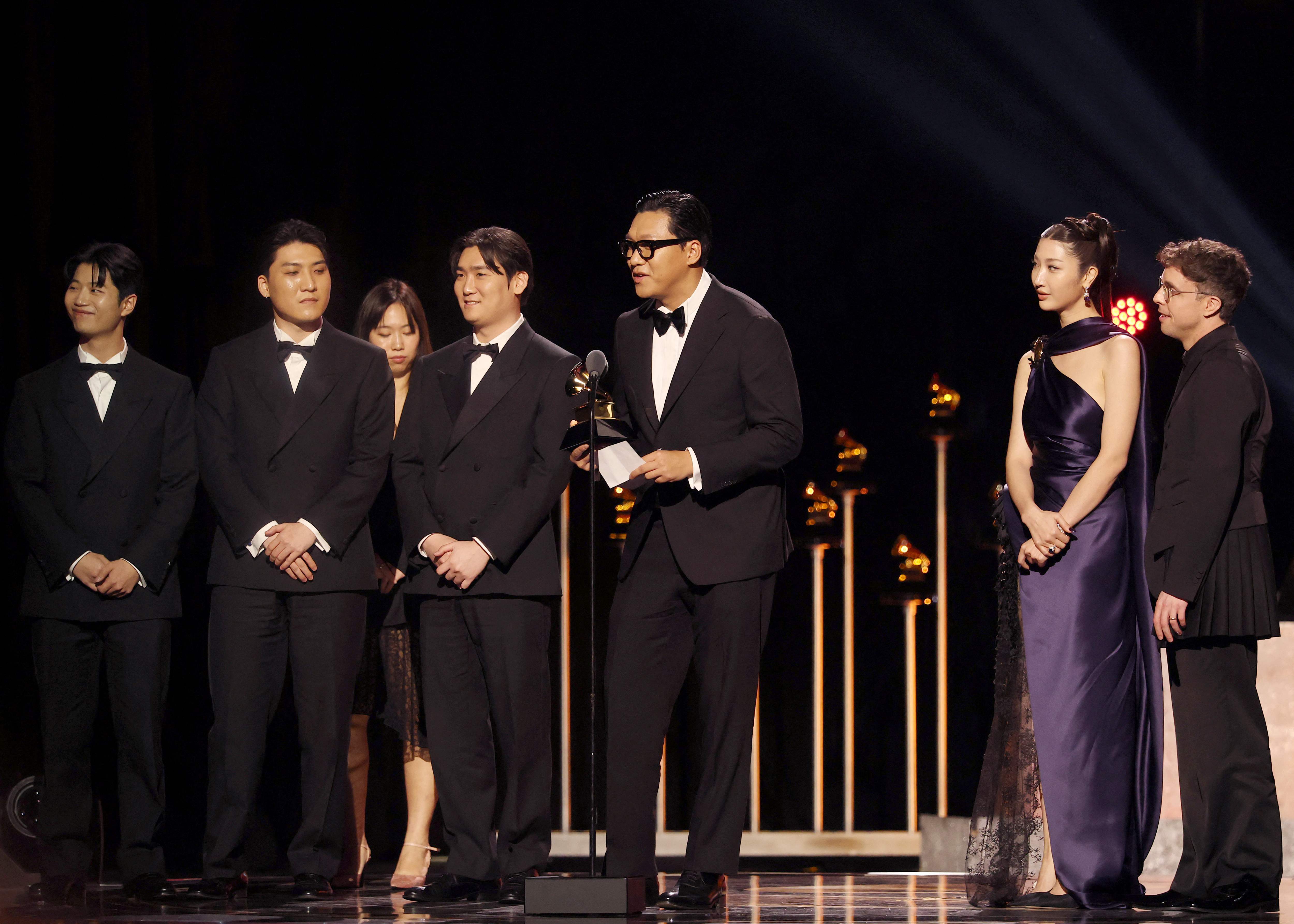 Golden berhasil meraih penghargaan Lagu Terbaik yang Ditulis untuk Media Visual dalam Upacara Pembukaan Penghargaan Grammy Tahunan ke-68 yang digelar pada tanggal 1 Februari 2026 (waktu setempat) di Los Angeles, Amerika Serikat. (Yonhap News)