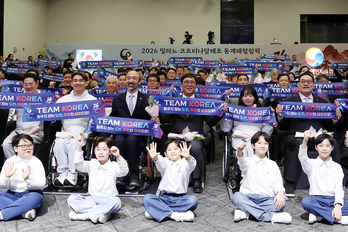 Pada tanggal 2 Februari 2026 para atlet serta tamu undangan terlihat sedang berfoto bersama dalam Upacara Pelepasan Kontingen Korea untuk Paralimpiade Musim Dingin Milano&ndash;Cortina 2026 yang digelar di Olympic Parktel, Songpa-gu, Seoul. Lebih dari 50 anggota kontingen akan ambil bagian dalam lima cabang olahraga, termasuk ski alpen dan curling kursi roda, untuk menunjukkan kemampuan yang telah mereka asah selama ini. Kompetisi Paralimpiade Musim Dingin Milano&ndash;Cortina 2026 akan berlangsung pada tanggal 6-15 Maret 2026. (Lee Jeong Woo)