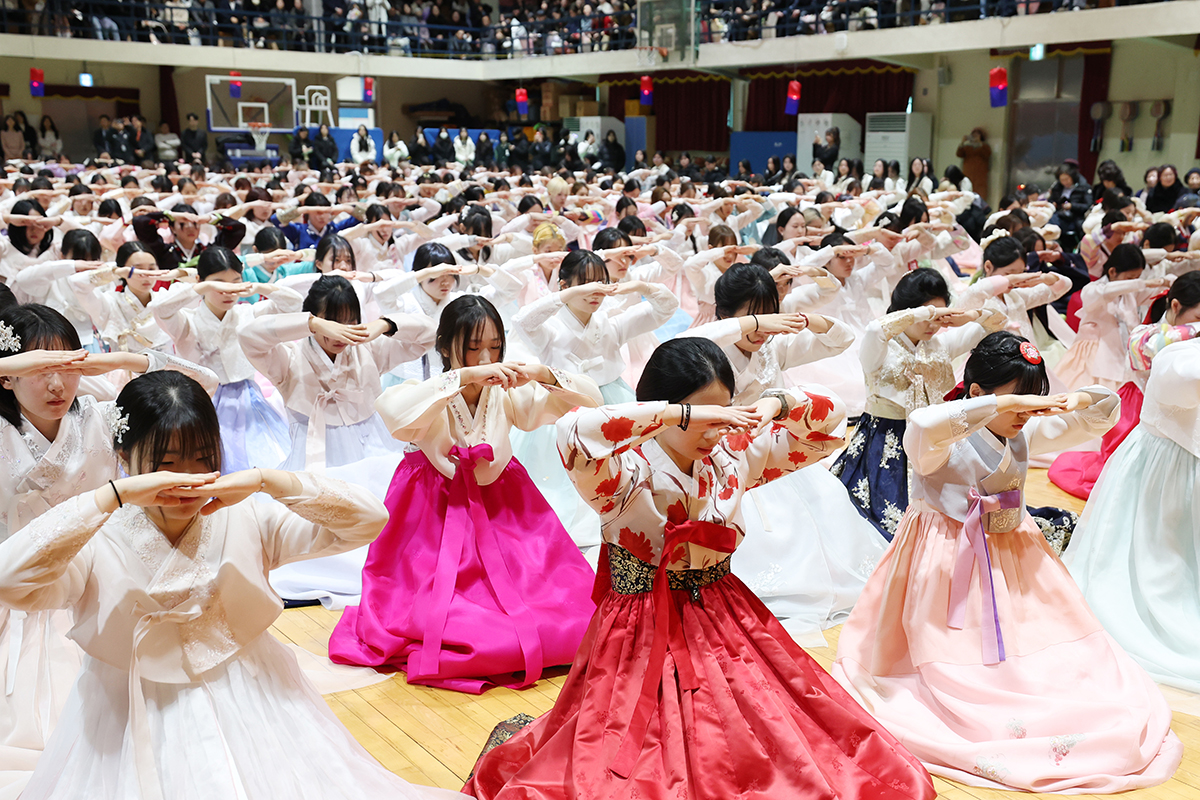 Pada upacara kelulusan yang digelar pada tanggal 5 Februari 2026 di Sekolah Menengah Atas (SMA) Putri Dongmyeong, Eunpyeong-gu, Seoul, para lulusan mengenakan hanbok dan mengikuti upacara kedewasaan tradisional Korea (seongnyeonrye). Sejak tahun 2003, SMA Putri Dongmyeong telah mengintegrasikan seongnyeonrye ke dalam upacara kelulusan sebagai sarana pembelajaran nilai tata krama dan tanggung jawab. Seongnyeonrye merupakan ritual tradisional khas Korea yang menandai peralihan dari masa remaja menuju kedewasaan, ketika seseorang dinyatakan siap bertanggung jawab atas dirinya sendiri. (Lee Jeong Woo)