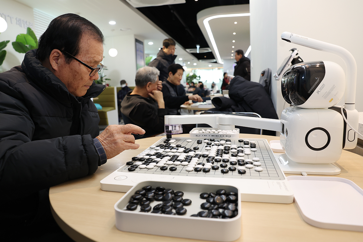 Pada tanggal 9 Februari 2026, seorang lansia terlihat sedang bermain baduk dengan robot AI di Seoul Digital Donghaeng Plaza Pusat Barat Laut di Eunpyeong-gu, Seoul. Fasilitas ini disediakan bagi warga yang belum terbiasa dengan teknologi digital untuk mengenal dan mencoba kecerdasan buatan serta perangkat pintar, sekaligus meningkatkan kapasitas digital mereka. (Lee Jeong Woo)