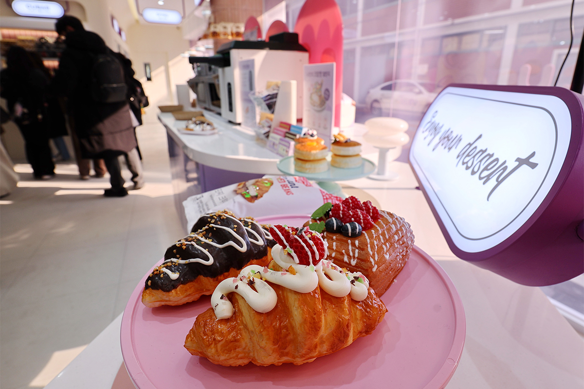 Beberapa jenis roti dana kue terlihat dijual di sebuah minimarket pada tanggal 12 Februari 2026 di Seongdong-gu, Kota Seoul. Akhir-akhir ini berbagai minimarket di Korea tidak hanya menjual berbagai produk sehari-hari saja, tetapi juga berubah menjadi ruang untuk mencoba beragam makanan pencuci mulut yang sedang tren. (Yonhap News)