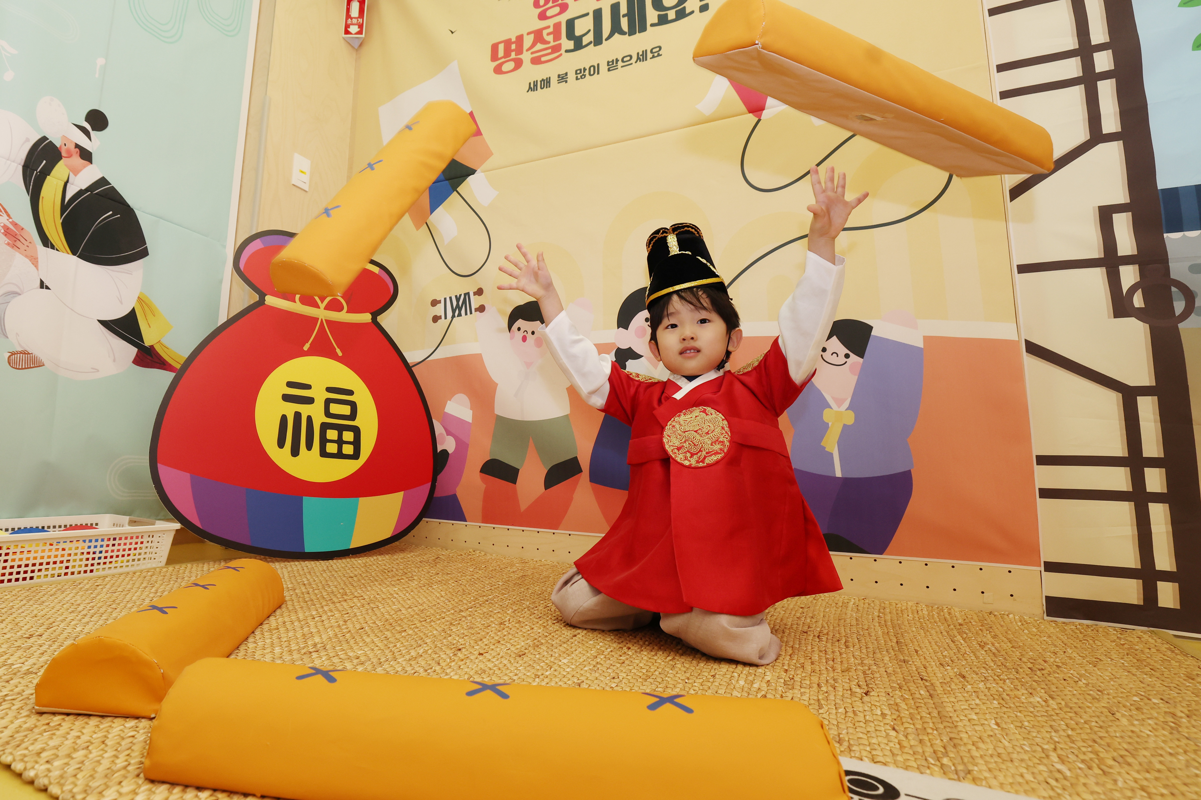 Menjelang libur Seollal, pada tanggal 12 Februari 2026, seorang anak terlihat melemparkan yut berukuran besar di ruang pengalaman permainan tradisional di Gangdong Children Center, Gangdong-gu, Seoul.
