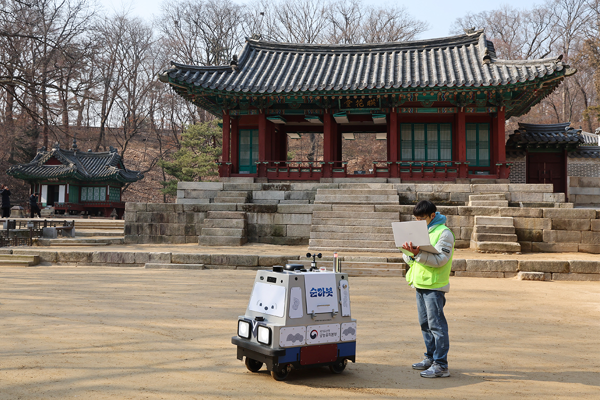  Pada tanggal 20 Februari 2026 robot patroli otonom yang tengah dalam masa uji coba, Sullabot, terlihat sedang berpatroli di area Istana Changdeokgung, Seoul. Nama Sullabot diambil dari Sullagun, pasukan patroli era Dinasti Joseon yang bertugas menjaga wilayah di dalam dan sekitar ibu kota. (Yonhap News)