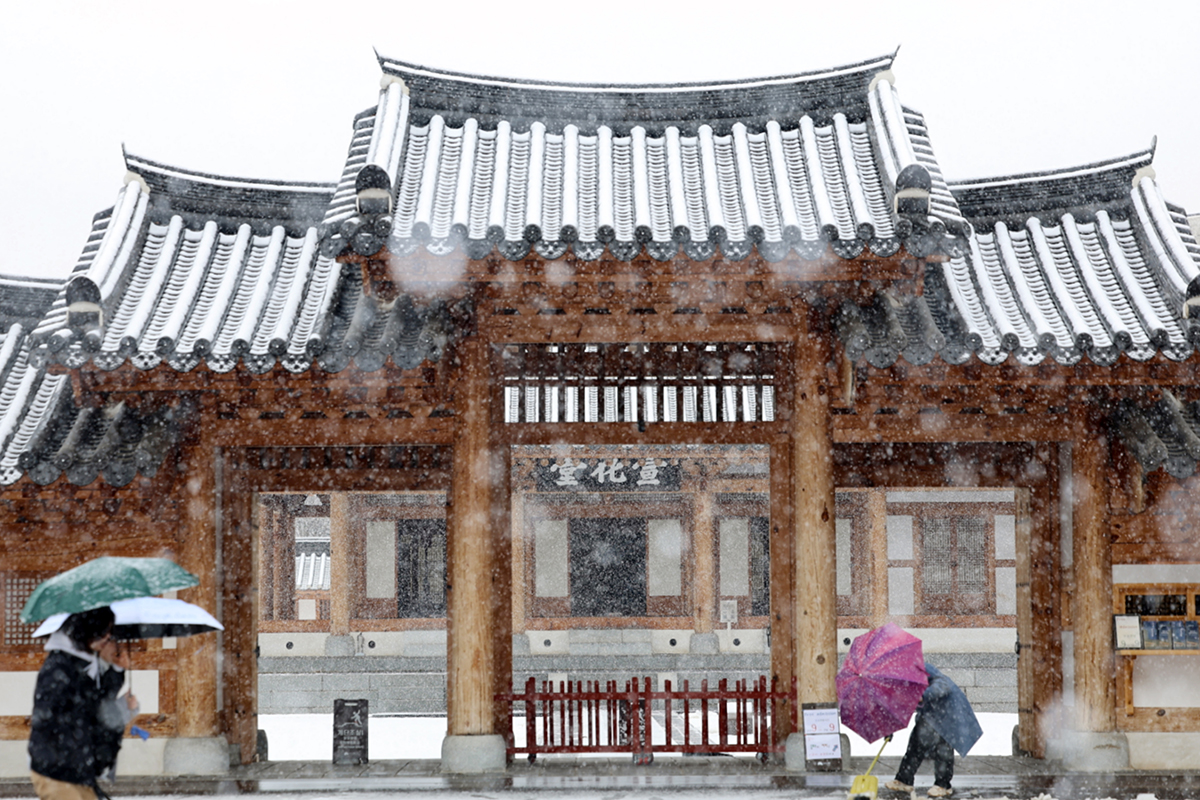 Salju terlihat turun di wilayah Wansan-gu, Kota Jeonju, Provinsi Jeollabuk. Peringatan salju deras diberikan pada tanggal 24 Februari 2026 di seluruh wilayah Korea, kecuali area ibu kota. (Yonhap News)