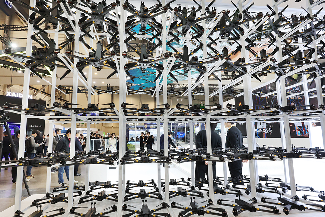 Para pengunjung Drone Show Korea 2026 terlihat sedang memperhatikan berbagai drone untuk pelatihan angkatan darat pada tanggal 25 Februari 2026 di BEXCO, Haeundae-gu, Kota Busan. Pameran pada tahun ini akan digelar hingga tanggal 27 Februari 2025 untuk memperlihatkan berbagai inovasi teknologi termutakhir drone di berbagai bidang. (Yonhap News)