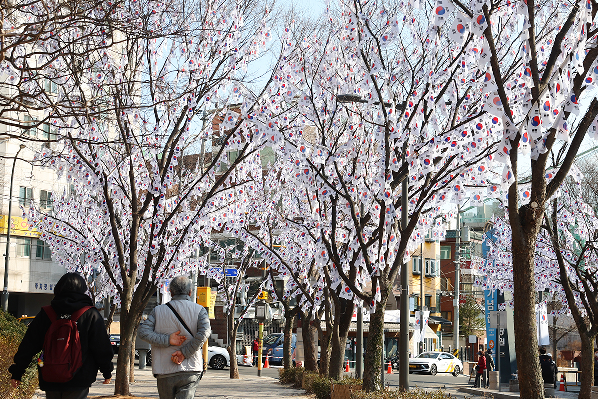 Sebuah jalan yang terletak di depan Taman Hyochang di Seoul dipenuhi dengan bendera nasional Korea pada tanggal 27 Februari 2026. Bendera tersebut dipasang untuk memperingati Gerakan Kemerdekaan Satu Maret yang merupakan hari libur nasional di Korea untuk mengenang sejarah gerakan kemerdekaan yang terjadi pada tanggal 1 Maret 1919. (Lee Jeong Woo)