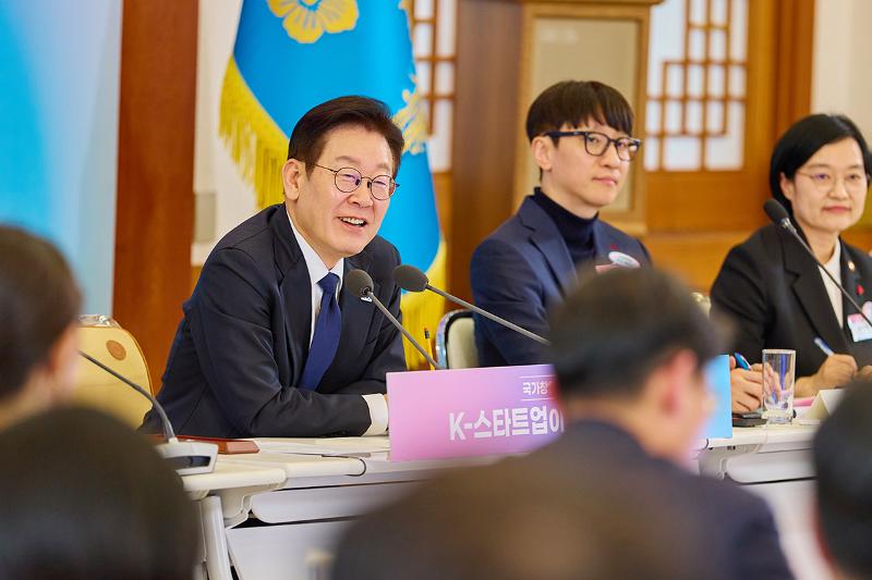 Presiden Lee Jae Myung (kiri) terlihat sedang menyampaikan pidato dalam Rapat Strategi Nasional Era Kewirausahaan yang digelar pada tanggal 30 Januari 2026 di Cheong Wa Dae. (Cheong Wa Dae)