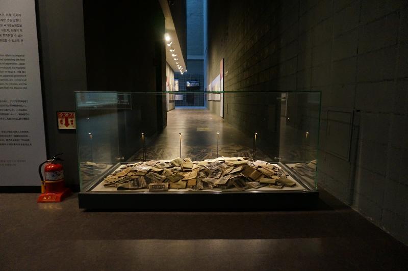 Memasuki ruang museum, terdapat tumpukan Gukmin Nomu Sujang, yaitu arsip tenaga kerja nasional yang dikeluarkan oleh Kementerian Kesejahteraan Jepang pada masa perang. 