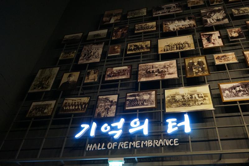Di Hall of Remembrance tergantung ratusan foto sejarah para korban mobilisasi pada masa kolonial Jepang.  