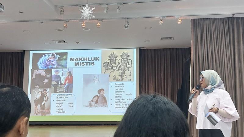 Pembicara menjelaskan penggambaran makhluk mistis Korea seperti Gumiho dan Dokkaebi dalam berbagai konten modern. 