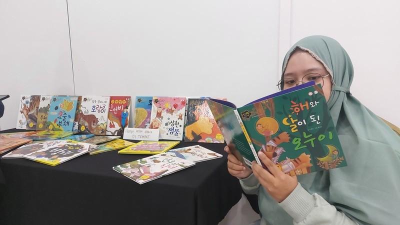 Seusai acara, peserta dapat membaca berbagai buku cerita rakyat Korea, termasuk cerita rakyat Korea Sang Matahari dan Sang Bulan, yang tersedia di bagian belakang ruang acara. 