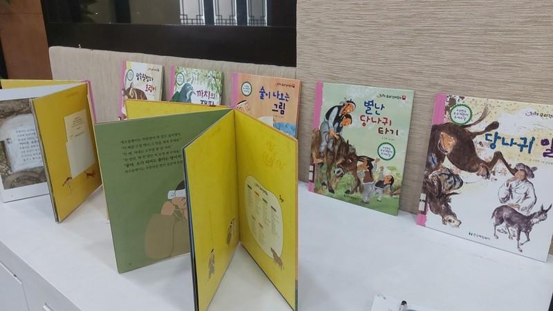 Buku cerita rakyat Korea yang disediakan KCCI untuk dibaca, umumnya menggunakan Bahasa Korea yang sederhana, sehingga cocok untuk dibaca oleh pemelajar Bahasa Korea level dasar. 