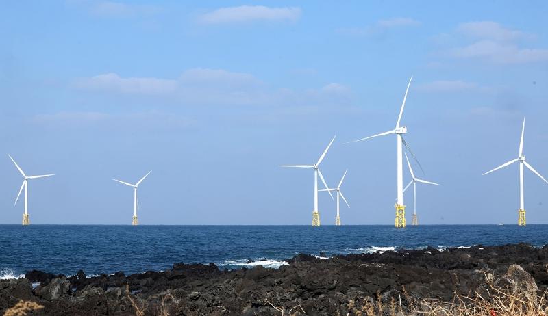 Jeju Hallim Offshore Wind Power yang rampung dibangun pada tanggall 15 Desember 2025 merupakan wujud konsentrasi teknologi Korea. Sebagai fasilitas terbesar di dalam Korea, proyek ini menghasilkan sekitar 234 GWh listrik per tahun—cukup untuk memenuhi kebutuhan listrik tahunan sekitar 65.000 rumah tangga di wilayah Jeju. (Korea Electric Power Corporation)