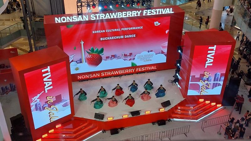 Potret penampilan tari buchaechum saat acara pembukaan. Warna warni hanbok yang dikenakan para penari membuat penampilan ini terlihat indah seperti kotak musik yang berjalan. 